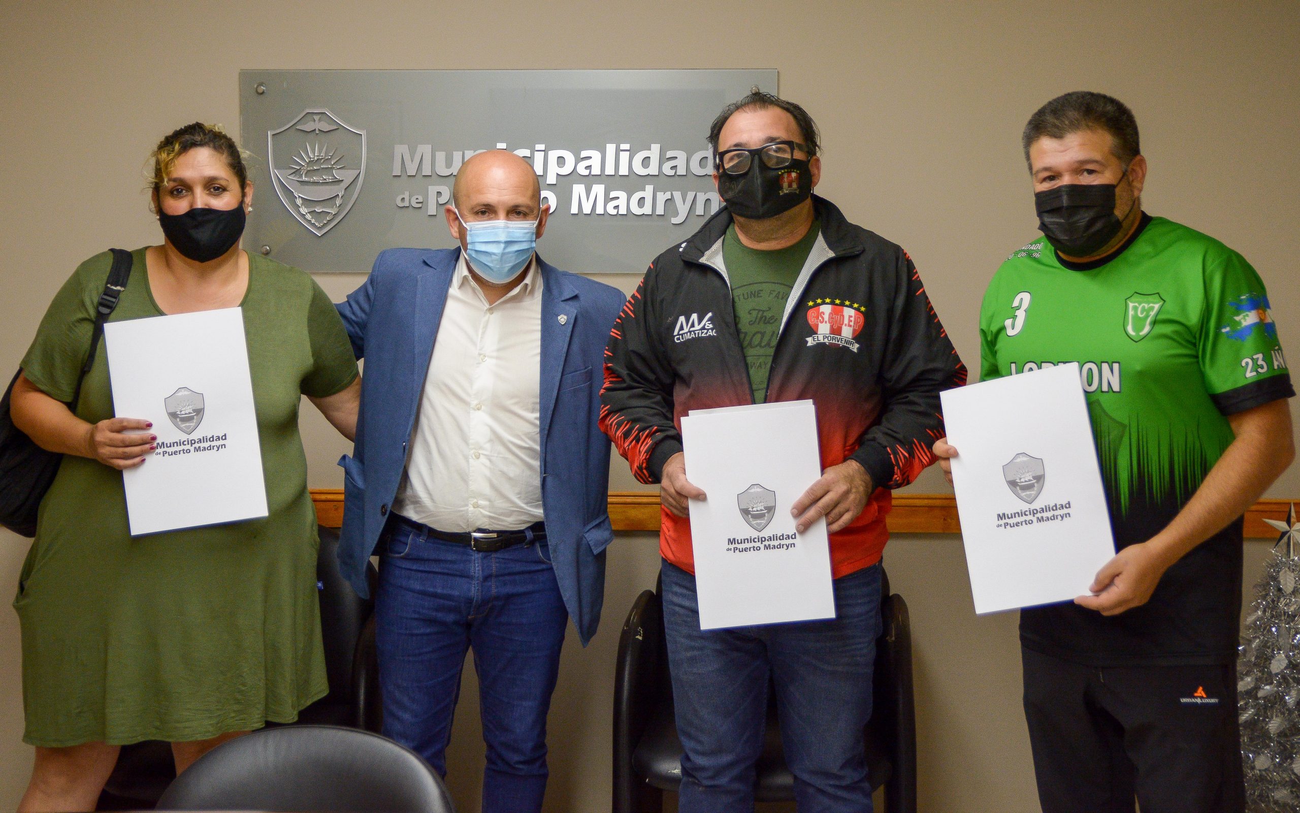 SASTRE ENTREGÓ LA DOCUMENTACIÓN PARA QUE TRES INSTITUCIONES DEPORTIVAS DE MADRYN MEJOREN SU INFRAESTRUCTURA