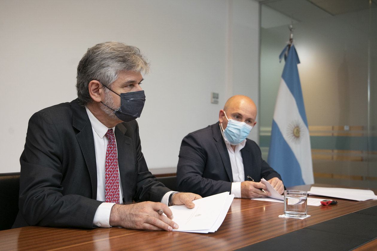 SASTRE FIRMÓ CON FILMUS EL CONVENIO PARA OFICIALIZAR LA CREACIÓN DEL ECOCENTRO PAMPA AZUL