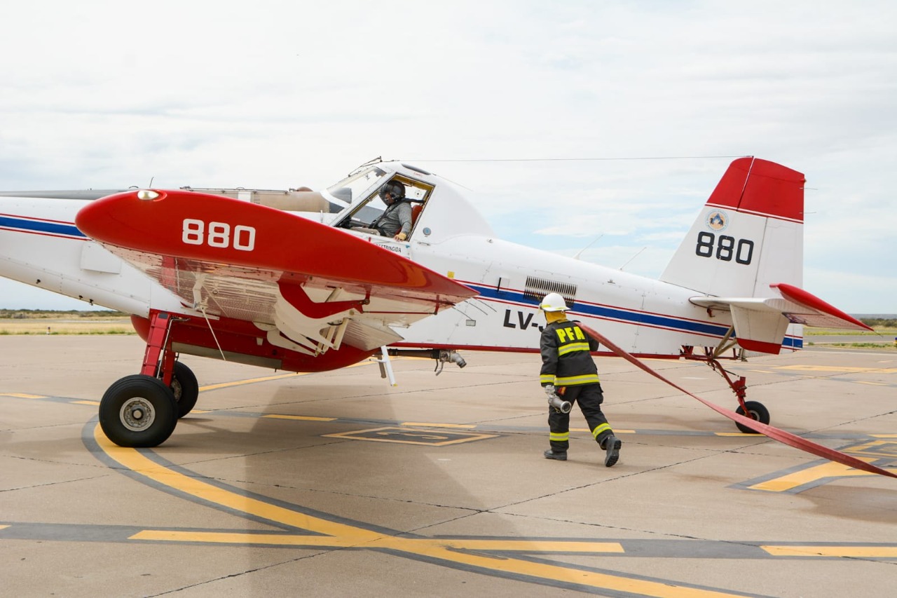 LLEGARON DOS AVIONES HIDRANTES PARA COMBATIR EL INCENDIO