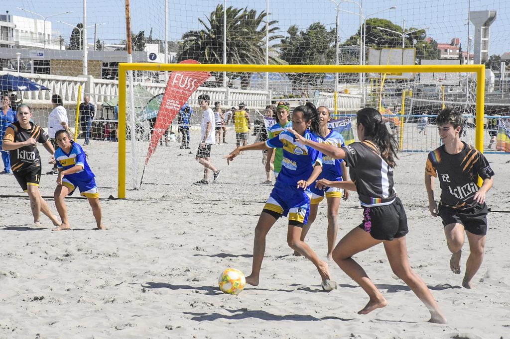 COMENZARON LOS 2° JUEGOS NACIONALES DE PLAYA LGBT+ EN MADRYN