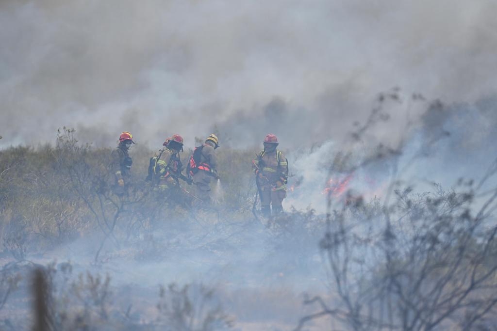 CONTINÚAN LOS ARDUOS TRABAJOS PARA EXTINGUIR EL INCENDIO AL NORTE DE PUERTO MADRYN