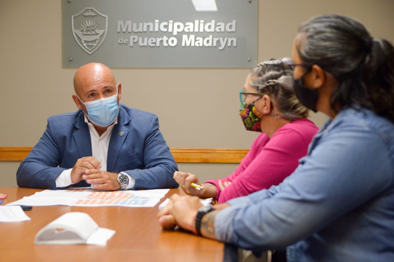 EL INTENDENTE RECIBIÓ A VECINOS DEL BARRIO PERÓN PARA SEGUIR MEJORANDO LA CALIDAD DE VIDA DE LOS MADRYNENSES