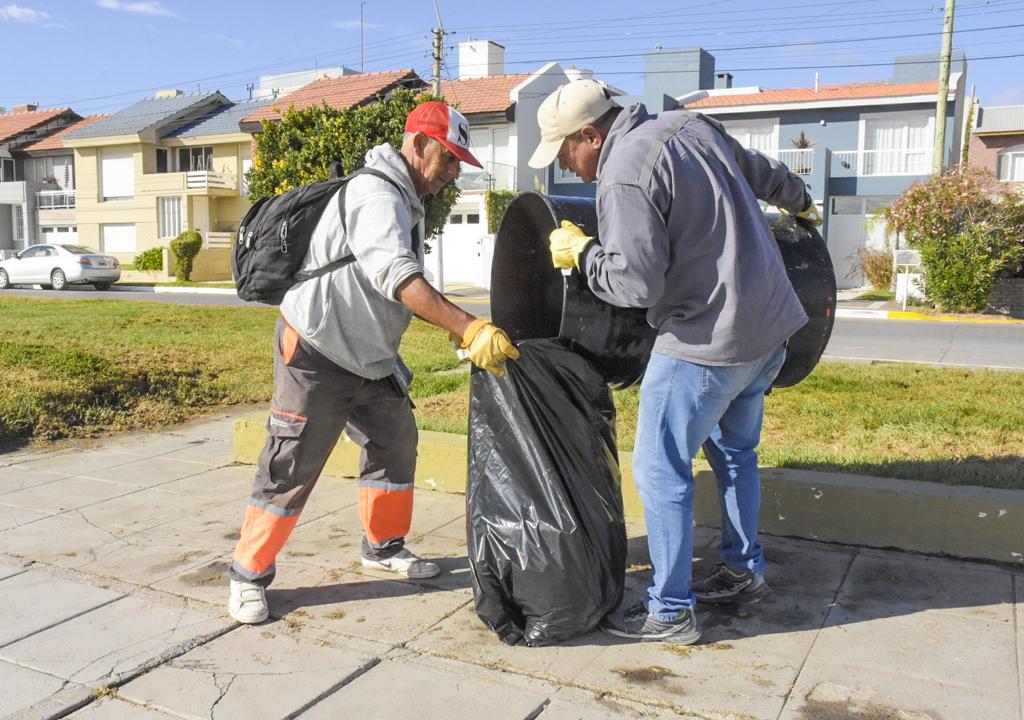 ANTE LA GRAN AFLUENCIA DE TURISTAS Y DE PERSONAS QUE DISFRUTAN DE LA PLAYA, SE SOLICITA NO ARROJAR BASURA EN LOS ESPACIOS PÚBLICOS