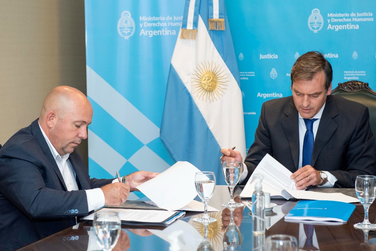 SASTRE Y SORIA FIRMARON UN CONVENIO Y MADRYN SERÁ EL PRIMER MUNICIPIO FUERA DE BUENOS AIRES EN CONTAR CON UNA UNIDAD PARA TRAMITAR CERTIFICADOS DE ANTECEDENTES