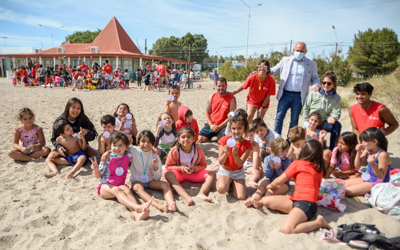 EL INTENDENTE ESTUVO EN EL CIERRE DE OTRA EXITOSA EDICIÓN DE LA COLONIA DE VERANO DE LA MUNICIPALIDAD