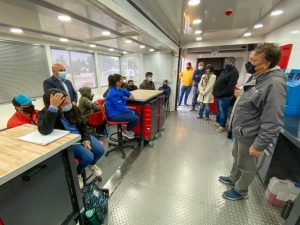 EL INTENDENTE ESTUVO EN EL INICIO DE LOS CURSOS EN EL AULA TALLER MÓVIL Y CELEBRÓ QUE LAS PERSONAS SE CAPACITEN LABORALMENTE