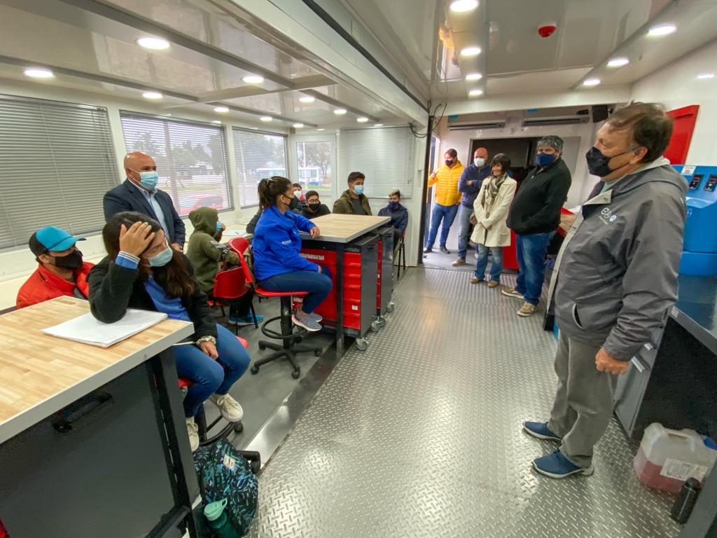 EL INTENDENTE ESTUVO EN EL INICIO DE LOS CURSOS EN EL AULA TALLER MÓVIL Y CELEBRÓ QUE LAS PERSONAS SE CAPACITEN LABORALMENTE