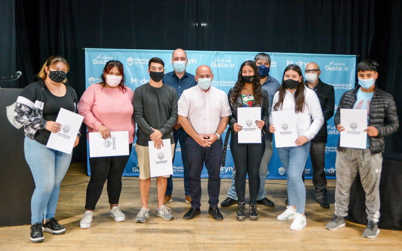 EL INTENDENTE ENTREGÓ APORTES A EMPRENDEDORES JÓVENES DE PUERTO MADRYN