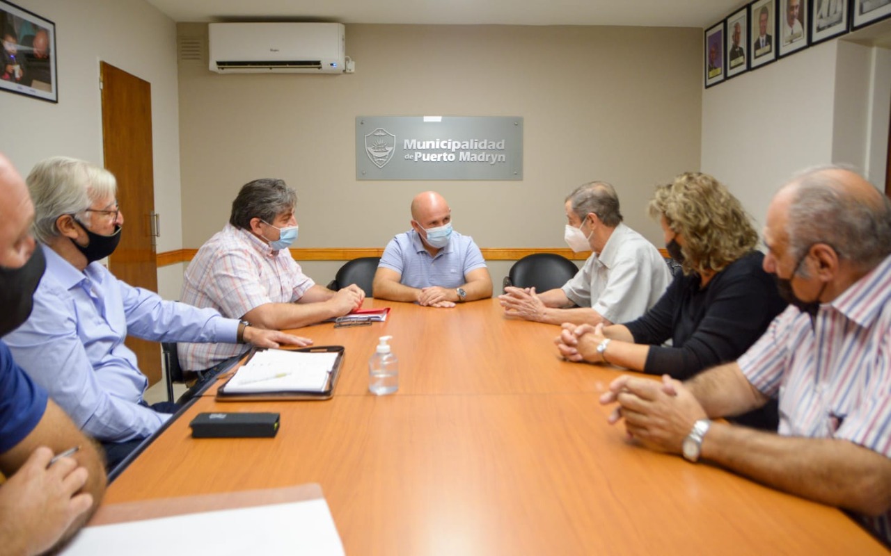 LA SOCIEDAD ITALIANA LE PRESENTÓ UN PROYECTO AL INTENDENTE PARA CREAR UNA ESCUELA BICULTURAL EN MADRYN