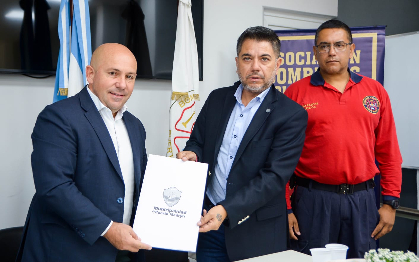 EL INTENDENTE ENTREGÓ LA PREADJUDICACIÓN DE TIERRAS PARA LA ASOCIACIÓN DE BOMBEROS VOLUNTARIOS DE PUERTO MADRYN