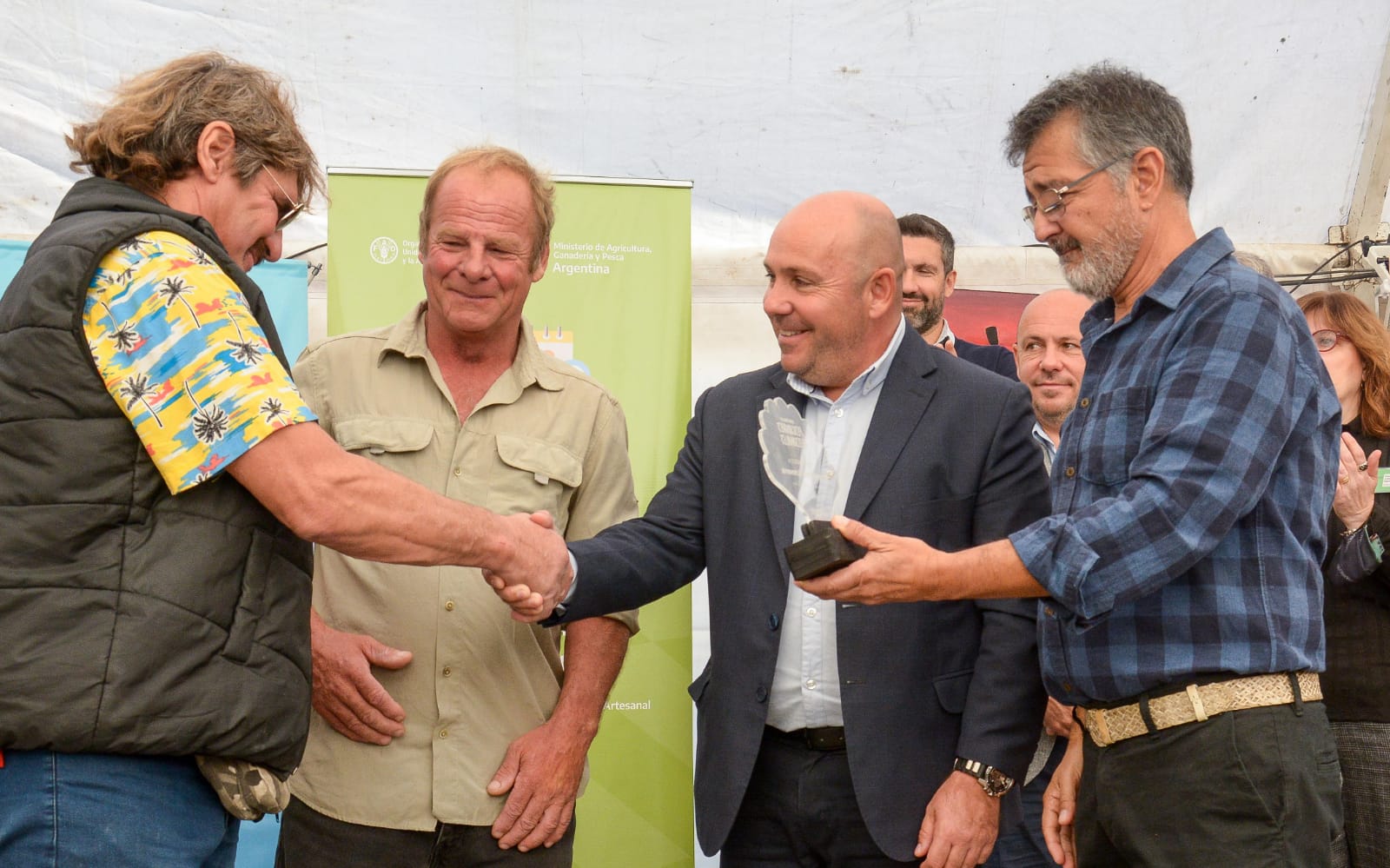 EL VICEGOBERNADOR Y EL INTENDENTE ENCABEZARON LA APERTURA DE LA XVIII EDICIÓN DE LA FERIA DE LOS PESCADORES ARTESANALES “JOSÉ MARÍA LOBO ORENSANZ”