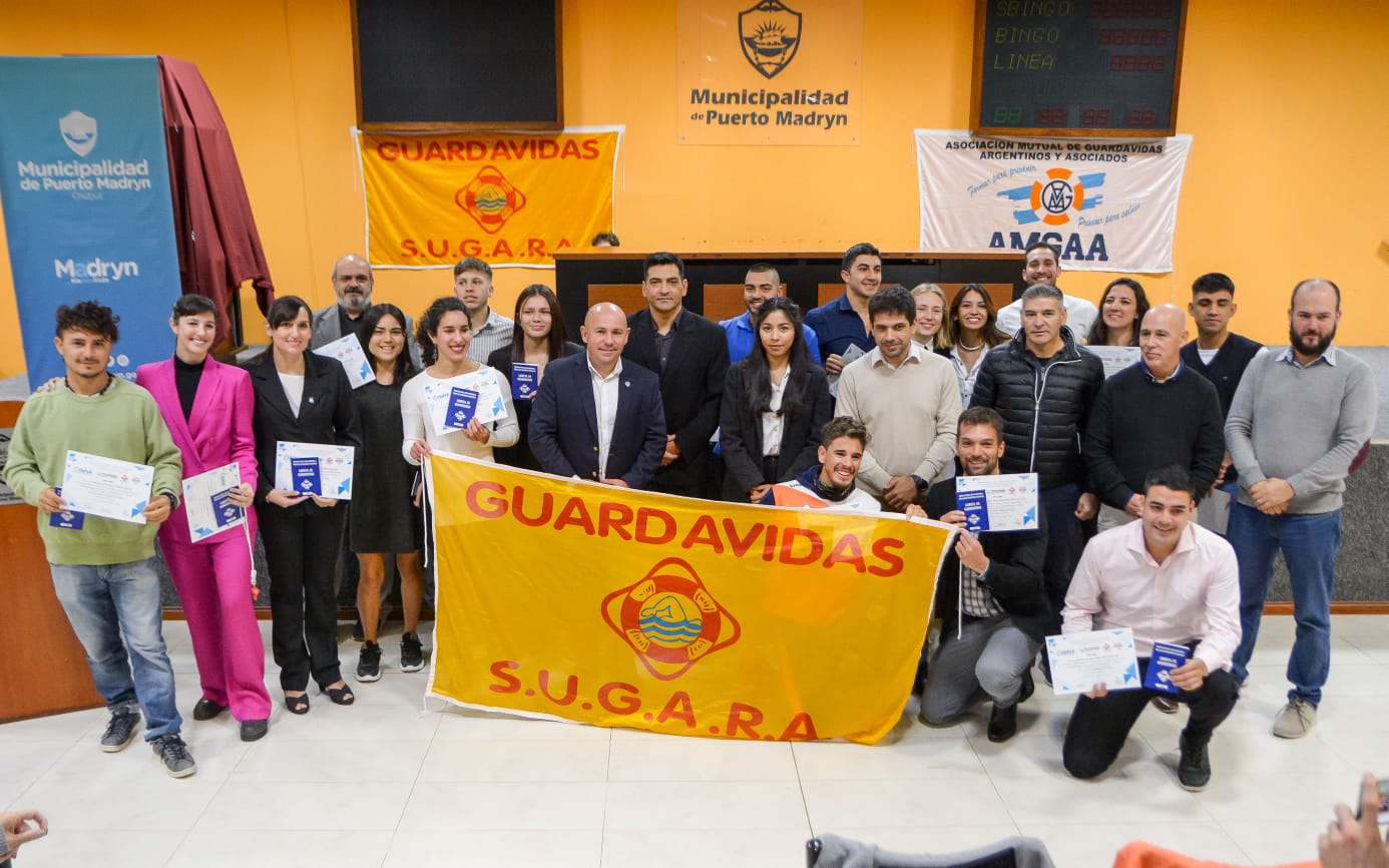 EL INTENDENTE ENTREGÓ CERTIFICADOS Y LIBRETAS A LOS NUEVOS GUARDAVIDAS DE PUERTO MADRYN