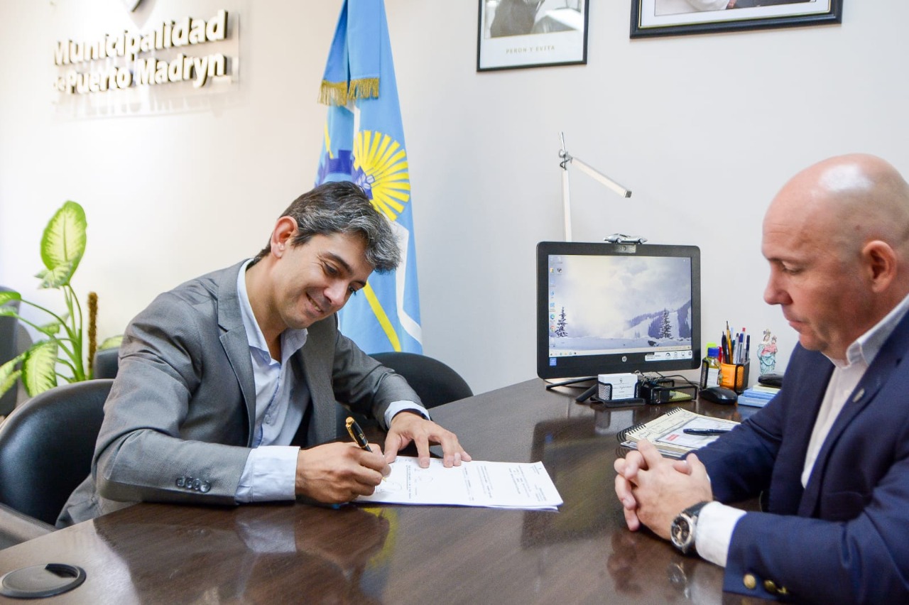 EL INTENDENTE ENTREGÓ INSUMOS PARA QUE EL CLUB DEPORTIVO Y CULTURAL ALUMNI VUELVA A TENER CÉSPED EN SU CANCHA PRINCIPAL