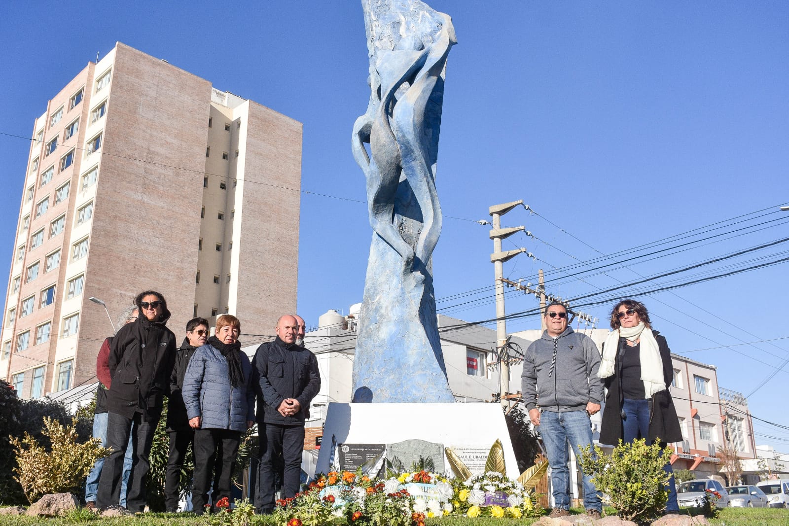 DÍA DEL TRABAJADOR: SASTRE ENCABEZÓ LA TRADICIONAL COLOCACIÓN DE OFRENDAS FLORALES Y ENTREGÓ CERTIFICADOS A PERSONAS QUE SE CAPACITARON