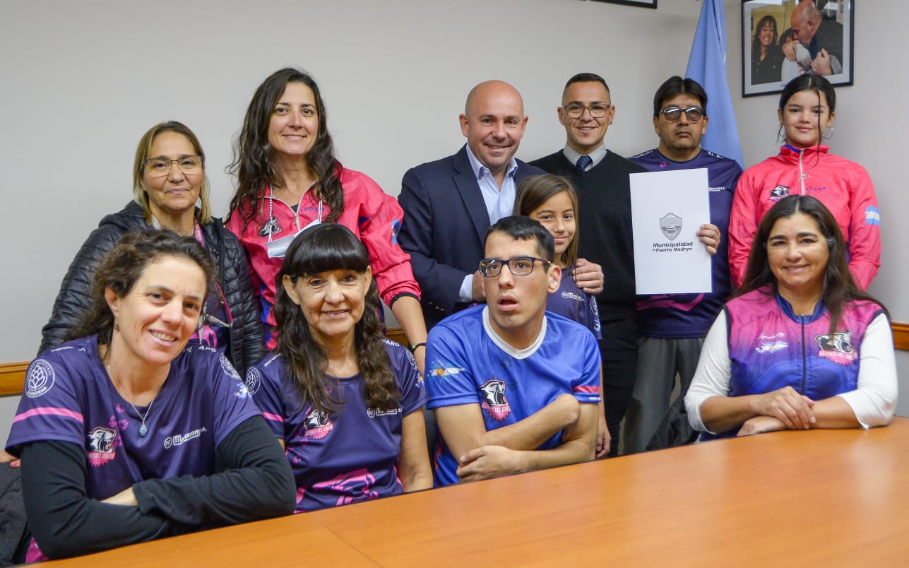 EL INTENDENTE ENTREGÓ LA PREADJUDICACIÓN DE TIERRAS PARA EL CLUB CICLISTAS DEL GOLFO