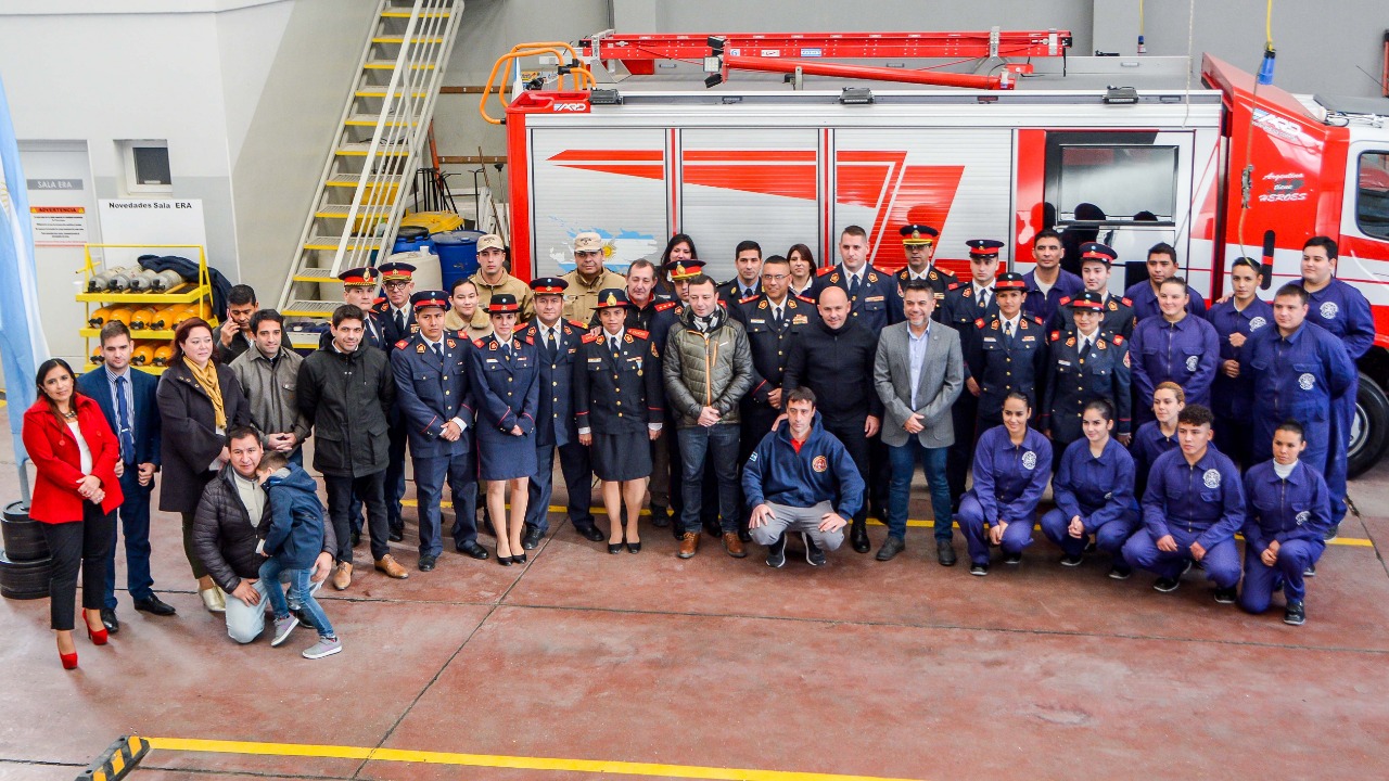DÍA DEL BOMBERO VOLUNTARIO: SASTRE PARTICIPÓ DEL ACTO Y ENTREGÓ FONDOS PARA QUE LA INSTITUCIÓN CONSTRUYA SU DEPENDENCIA EN LA ZONA OESTE