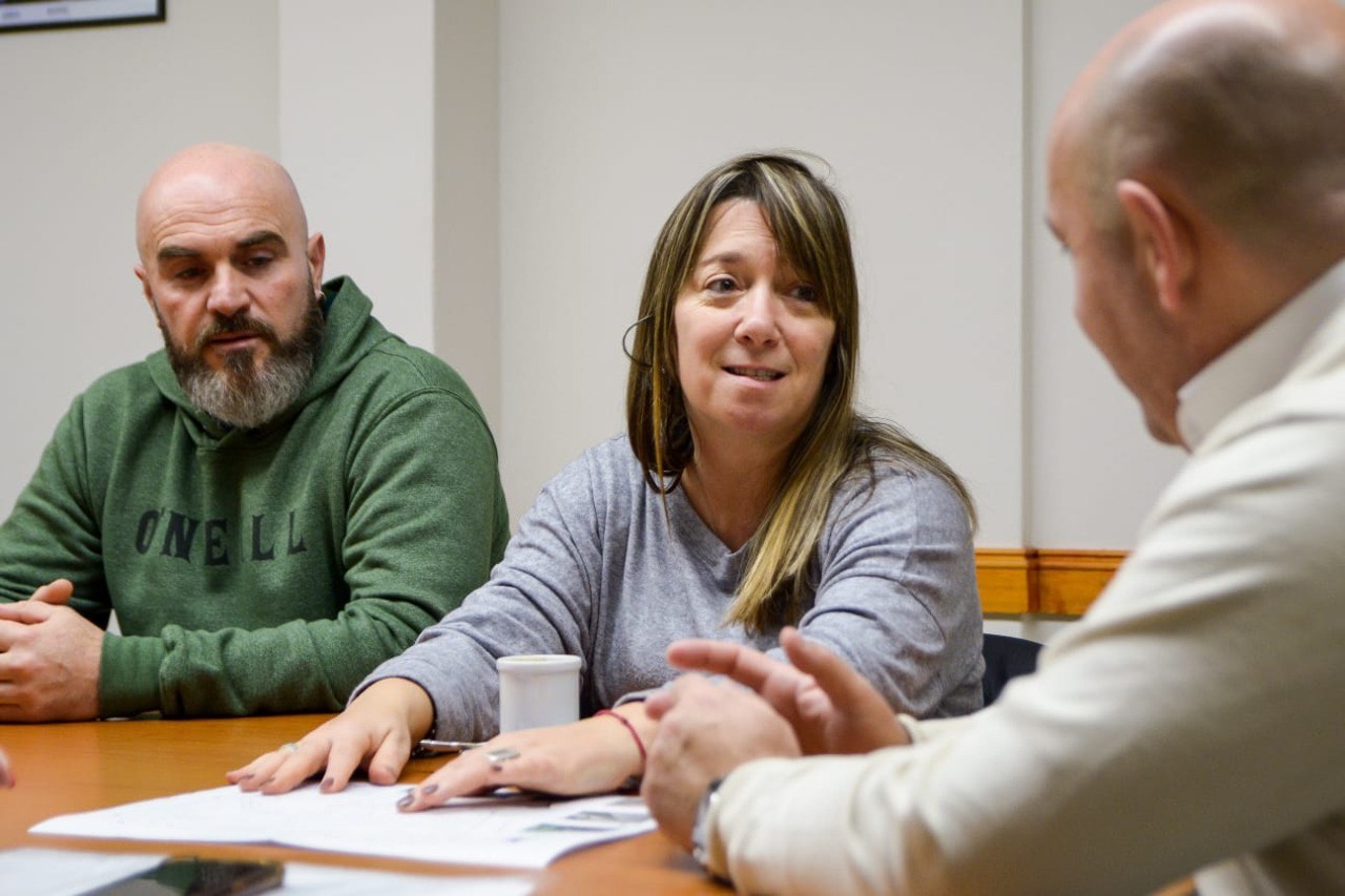 EL INTENDENTE LE PRESENTÓ A VECINOS DEL BARRIO PROCREAR EL PROYECTO PARA CONSTRUIR UNA NUEVA PLAZA