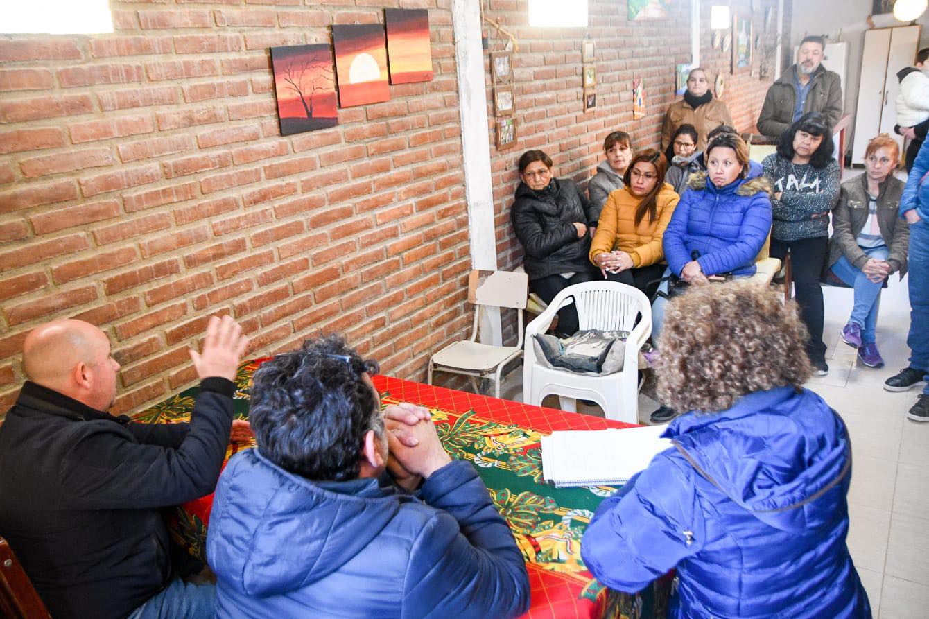 EL INTENDENTE SE REUNIÓ CON VECINOS DEL BARRIO PRESIDENTE PERÓN Y LES DIO RESPUESTAS SOBRE DIFERENTES TEMÁTICAS