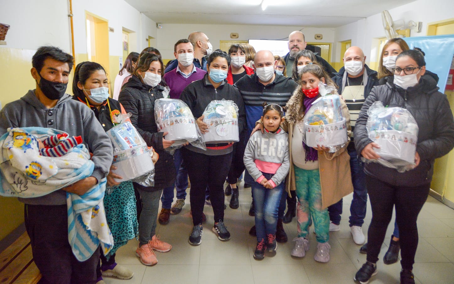 EL INTENDENTE ENTREGÓ KITS Y ELEMENTOS DEL PROGRAMA “CRECER EN MADRYN” A VECINAS DE LA CIUDAD