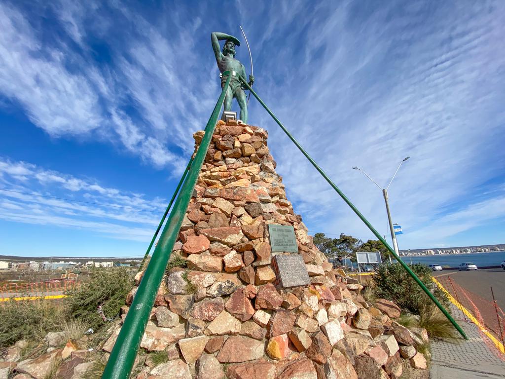 SE ESTIPULA QUE A MEDIADOS DE SEPTIEMBRE SE BAJARÁ EL MONUMENTO A “EL INDIO TEHUELCHE” PARA CONCRETAR SU REPARACIÓN