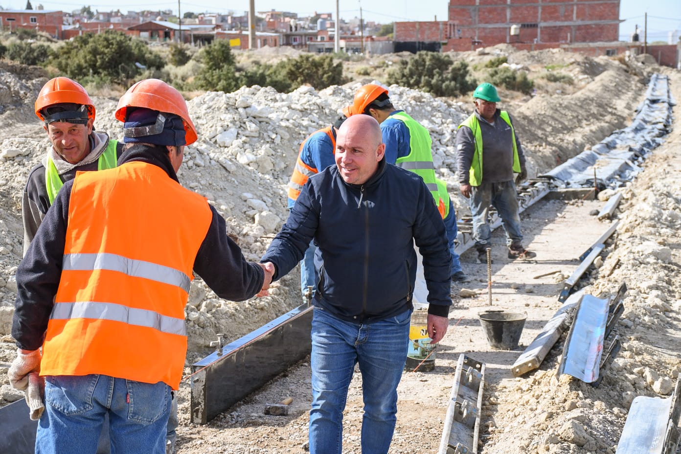 EL INTENDENTE RECORRIÓ LAS OBRAS DE INFRAESTRUCTURA QUE SE ESTÁN EJECUTANDO EN EL BARRIO NUEVA CHUBUT