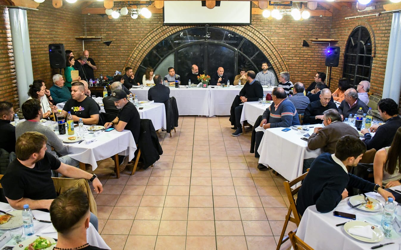 FORTALECIENDO LOS TRABAJOS MANCOMUNADOS ENTRE EL SECTOR PÚBLICO Y EL PRIVADO, SASTRE SE REUNIÓ CON MÁS DE 50 COMERCIANTES LOCALES