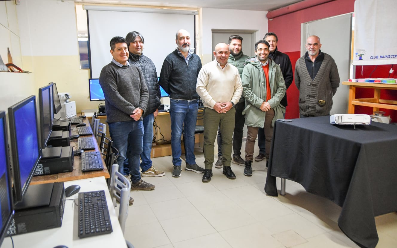 EL INTENDENTE ENTREGÓ COMPUTADORAS Y ELEMENTOS PARA EL DICTADO DE CAPACITACIONES LABORALES