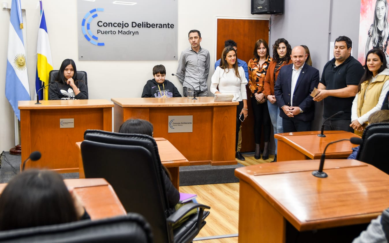 EL INTENDENTE ESTUVO CON ALUMNOS DE LA ESCUELA MUNICIPAL DE PESCA EN EL CONCEJO