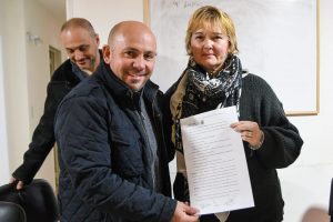 MUNICIPIO Y PROVINCIA ENTREGARON LAS TIERRAS PARA EL DESARROLLO DE PRODUCCIÓN DE CANNABIS MEDICINAL DE LA ASOCIACIÓN “MAMÁ CULTIVA”