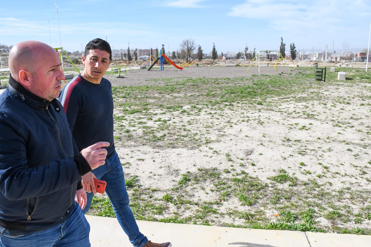 EL INTENDENTE RECORRIÓ LA PLAZA QUE SE CONSTRUYÓ EN EL BARRIO NUEVA CHUBUT