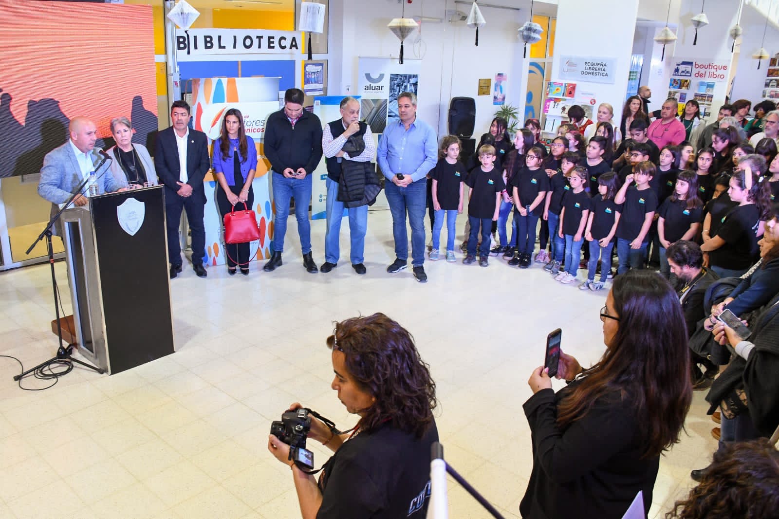 EL INTENDENTE INAUGURÓ EL 29º ENCUENTRO DE ESCRITORES PATAGÓNICOS Y LA FERIA MUNICIPAL DEL LIBRO