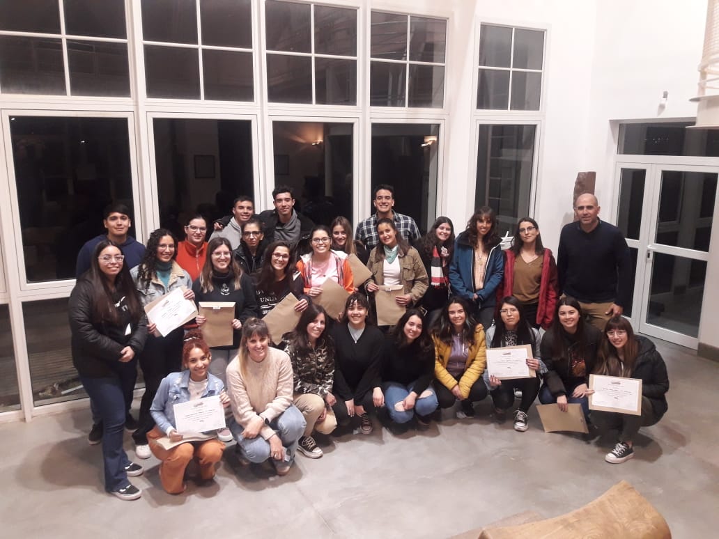 ESTUDIANTES UNIVERSITARIOS SE CAPACITARON SOBRE LA MUESTRA “OCÉANOS: VOLVERSE AZUL”