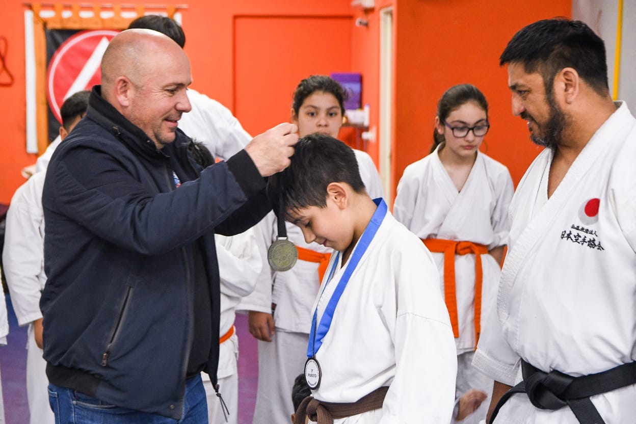 SASTRE ESTUVO EN UNA ESCUELA DE ARTES MARCIALES Y COORDINÓ REALIZAR DISTINTAS ACTIVIDADES EN LOS BARRIOS DE PUERTO MADRYN