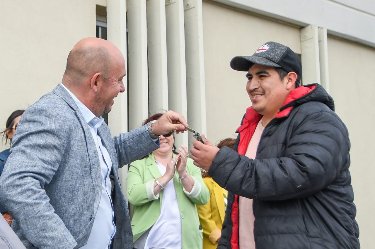 SASTRE LE ENTREGÓ LA VIVIENDA ADAPTADA A UN VECINO DE PUERTO MADRYN