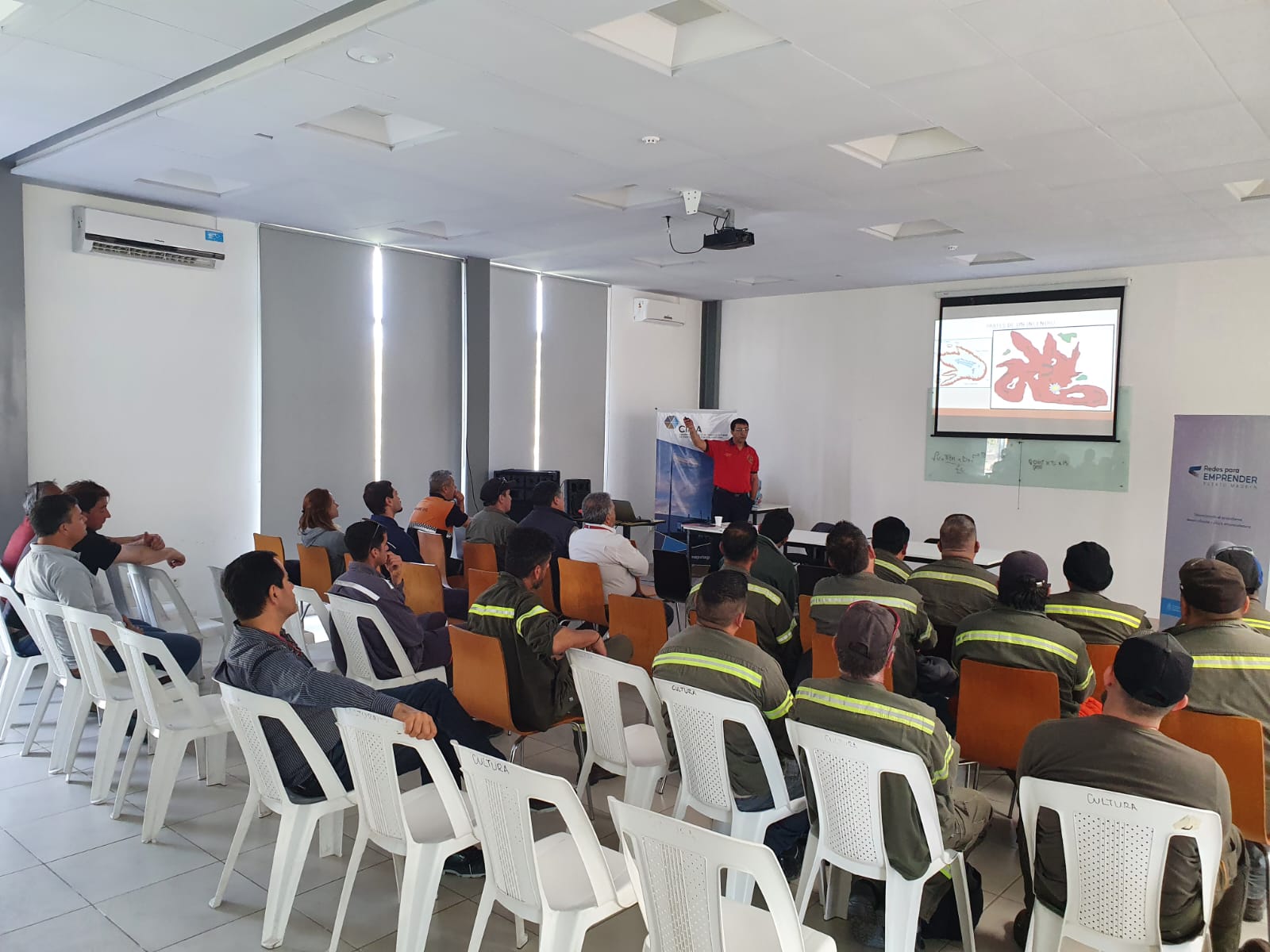 CAPACITACIÓN SOBRE LA UTILIZACIÓN DE MAQUINARIAS VIALES EN EL COMBATE DE INCENDIOS