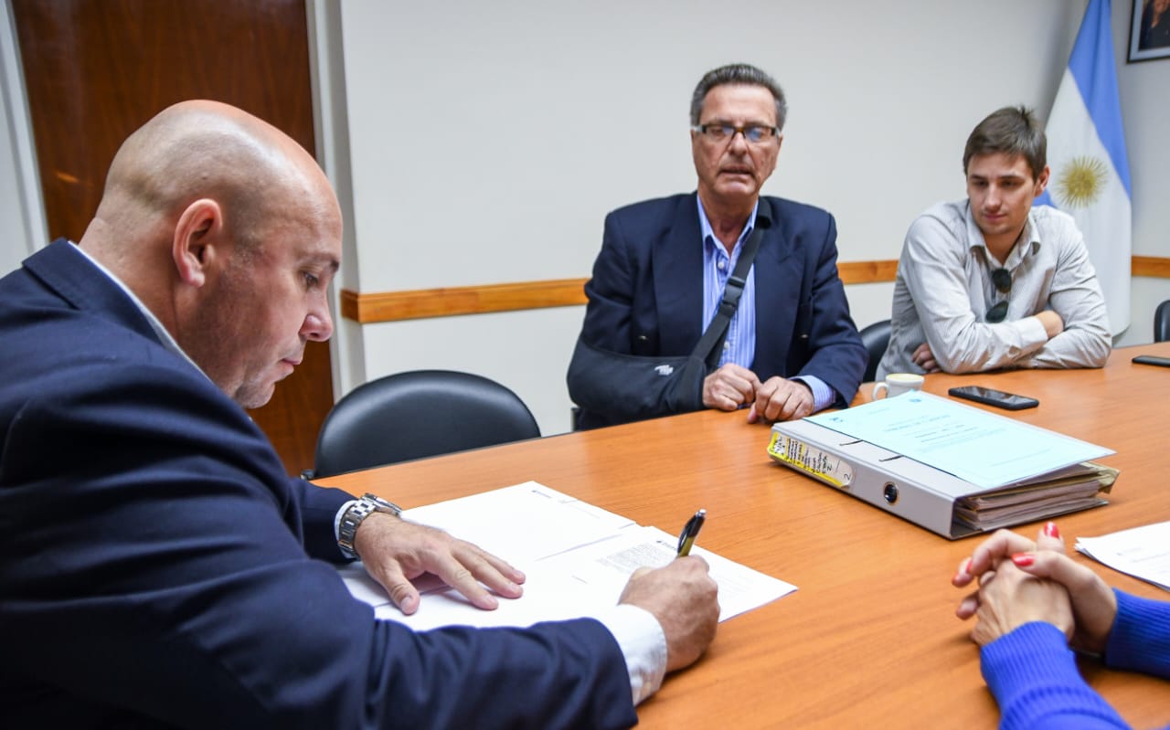 SASTRE FIRMÓ EL CONTRATO PARA QUE SE RENUEVEN LAS CAÑERÍAS DE LA ZONA CÉNTRICA DE PUERTO MADRYN