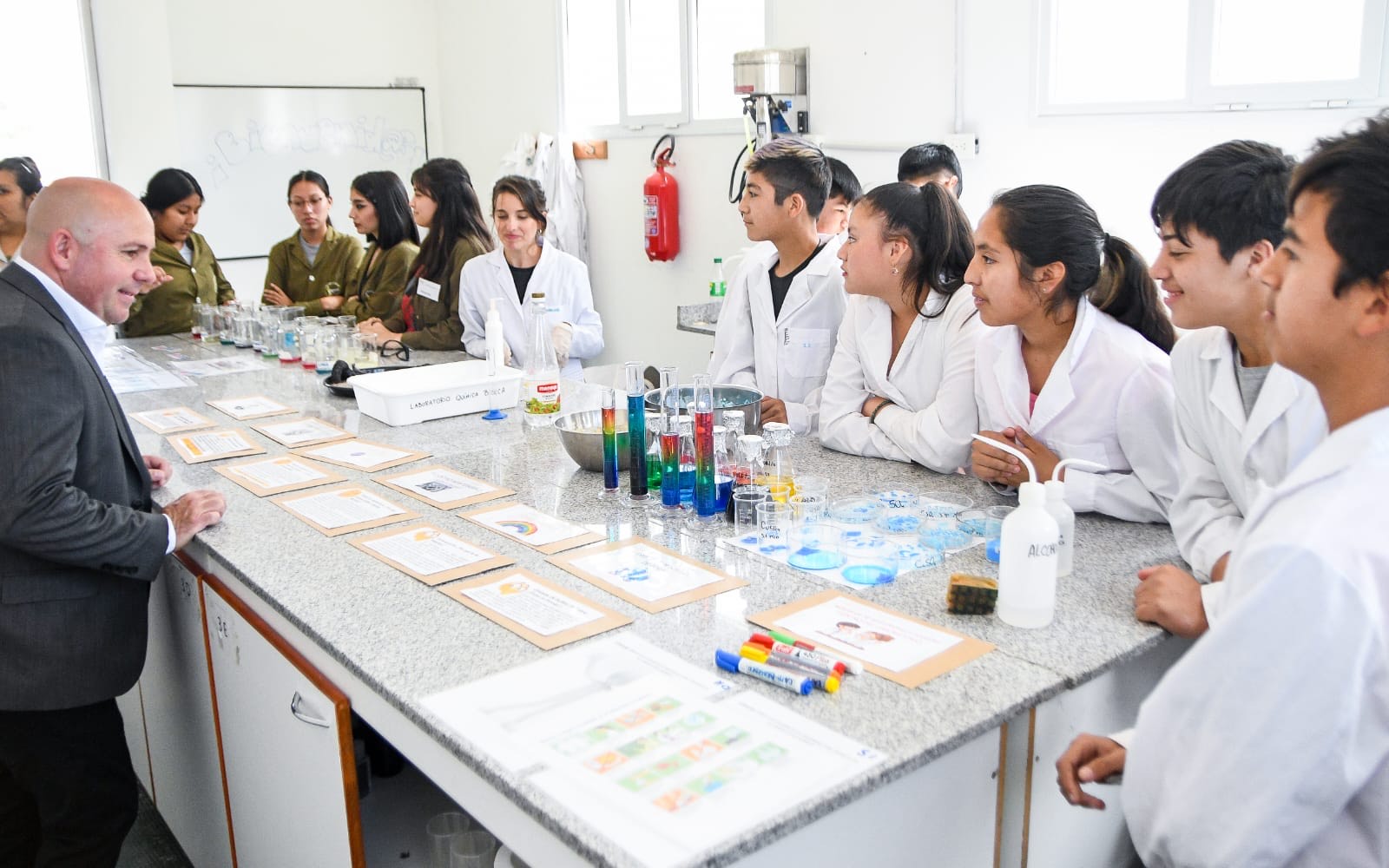 SASTRE RECORRIÓ LA ESCUELA MUNICIPAL DE PESCA, DONDE SE ESTÁ LLEVANDO A CABO UNA NUEVA EDICIÓN DE LA “EXPOEDUPESCA”