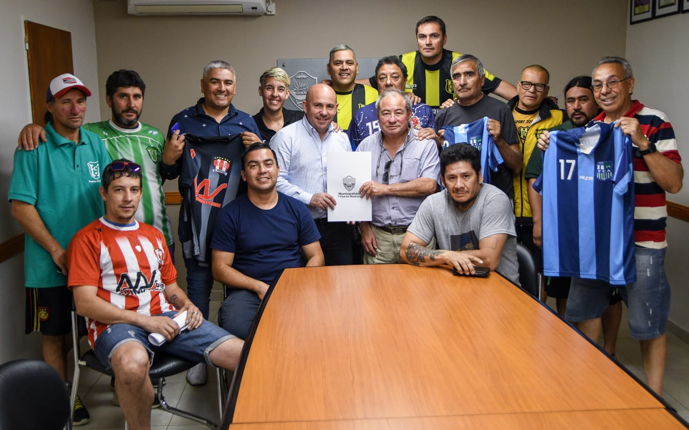 SASTRE ENTREGÓ APORTES PARA QUE MÁS DE 300 JUGADORES DE PUERTO MADRYN PARTICIPEN DEL TORNEO NACIONAL DE FÚTBOL PARA VETERANOS