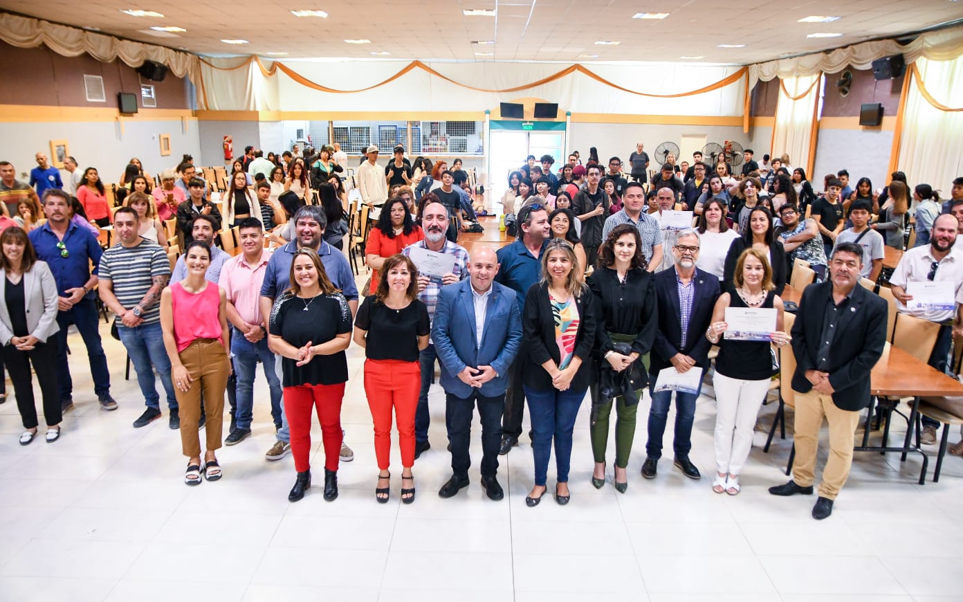 SASTRE ENTREGÓ CERTIFICADOS A MÁS DE MIL VECINOS MADRYNENSES QUE PARTICIPARON DE DISTINTAS CAPACITACIONES
