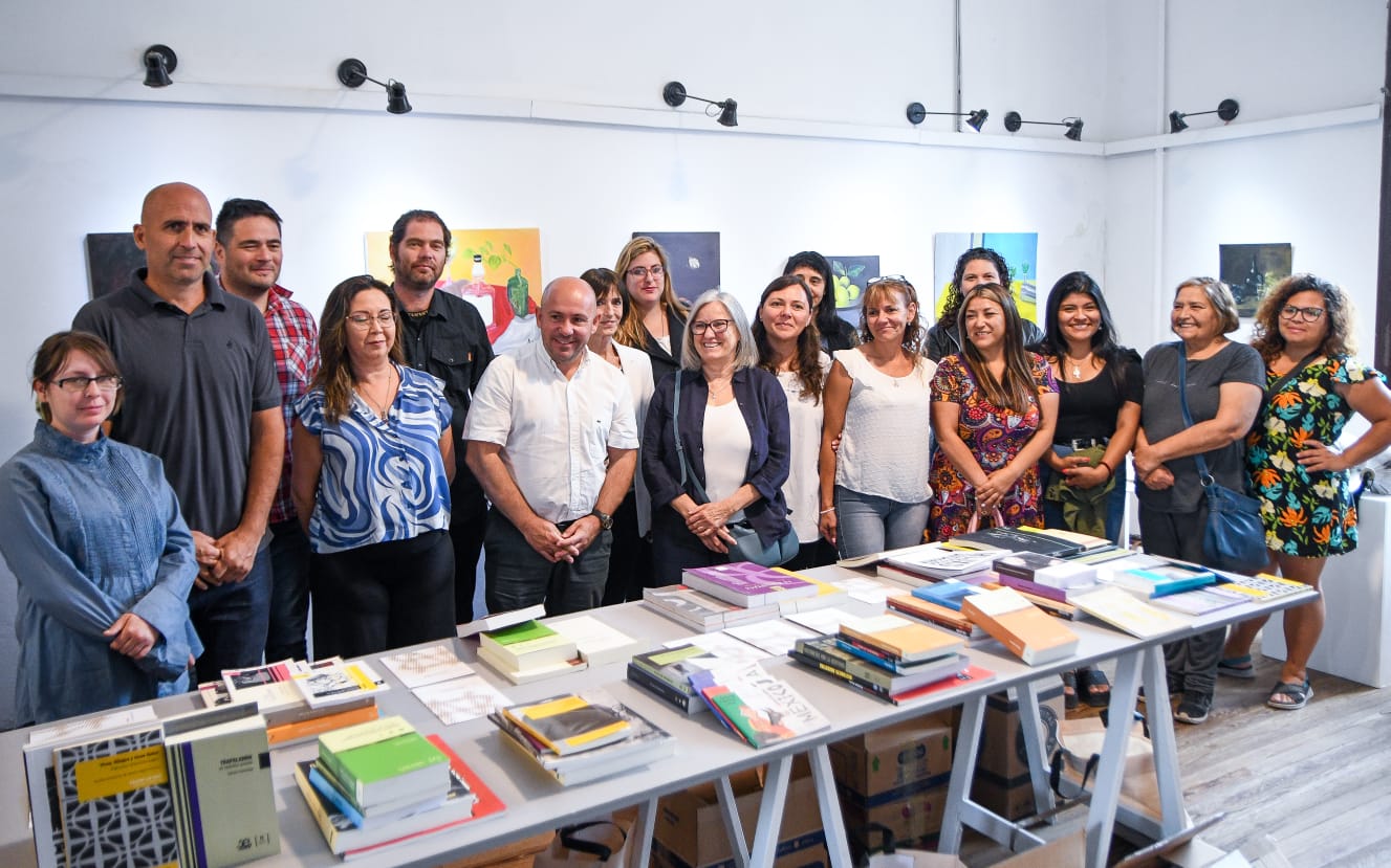 EL INTENDENTE ENTREGÓ LIBROS PARA 13 BIBLIOTECAS DE PUERTO MADRYN