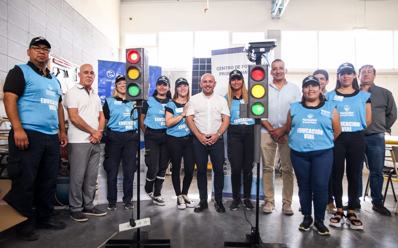 FORTALECIMIENTO DE LA SEGURIDAD VIAL EN MADRYN: SASTRE ENCABEZÓ LA ENTREGA DE INSUMOS PARA EL CIRCUITO MÓVIL DE APRENDIZAJE INFANTIL