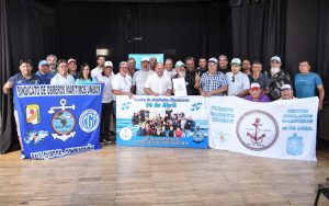 SASTRE ENTREGÓ LA PREADJUDICACIÓN DE TIERRAS AL CENTRO DE JUBILADOS Y PENSIONADOS DE MARINEROS “26 DE ABRIL”
