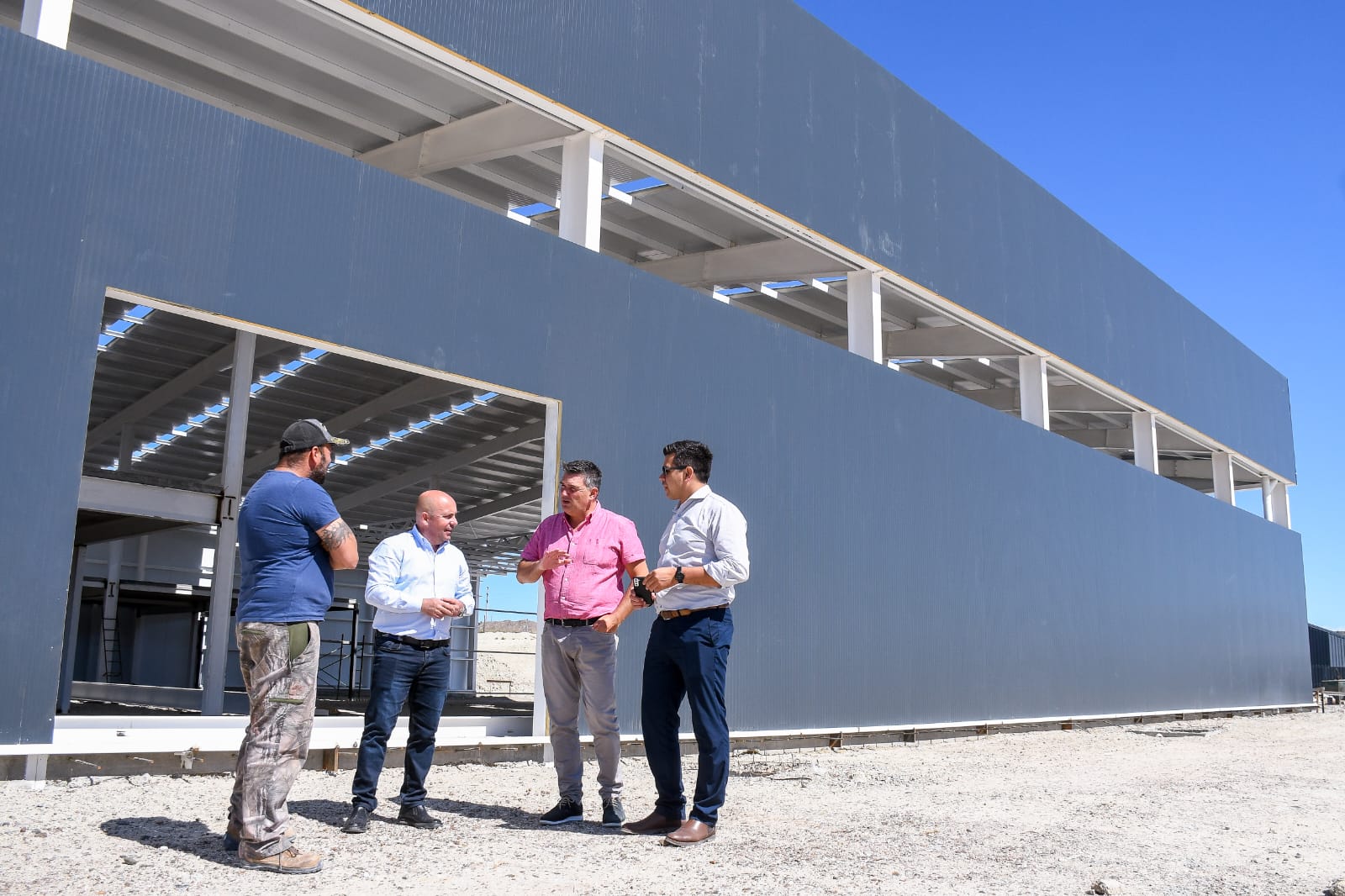 EL INTENDENTE RECORRIÓ EL PREDIO DONDE TOYOTA ESTÁ CONSTRUYENDO SU NUEVA CONCESIONARIA
