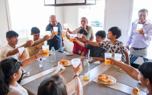 SASTRE COMPARTIÓ UN DESAYUNO EN LA PLAYA CON CHICOS DEL COMEDOR “JERUEL”, QUE TAMBIÉN REALIZARON ACTIVIDADES EN LA COSTA