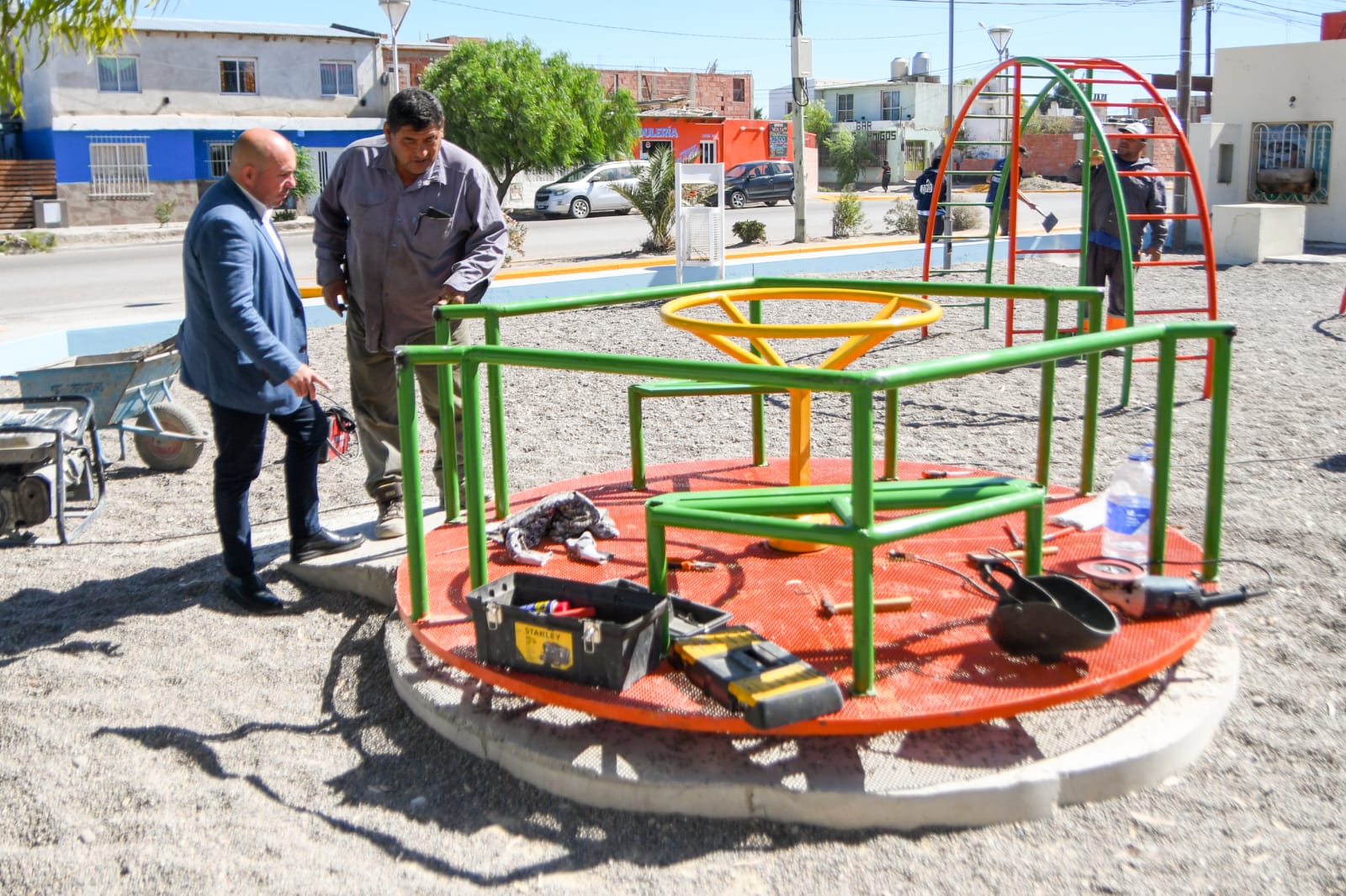 EL INTENDENTE RECORRIÓ LOS TRABAJOS QUE SE REALIZARON PARA CONCRETAR LA PUESTA EN VALOR DE LA PLAZA DEL BARRIO SAN MIGUEL