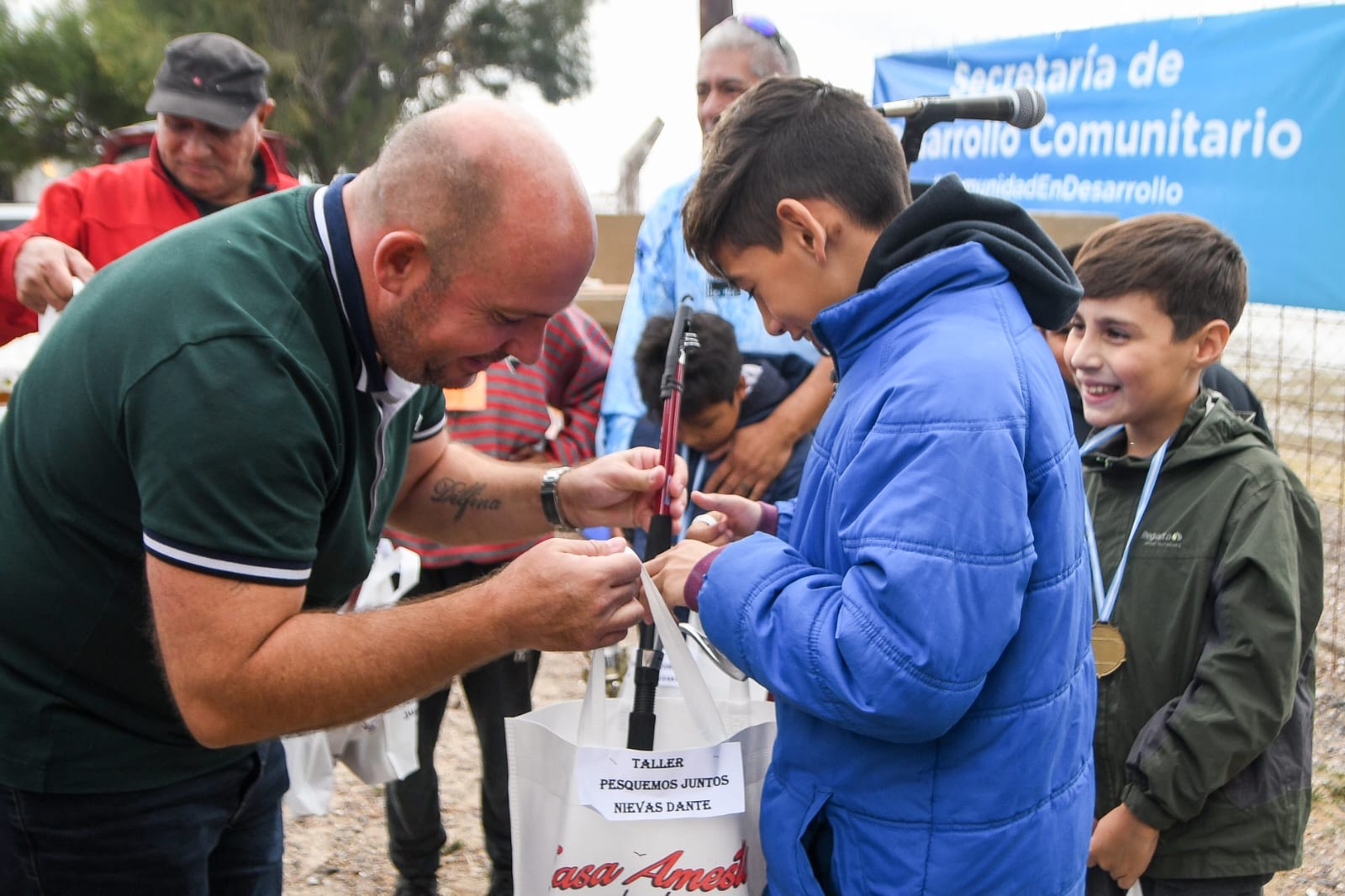 SASTRE ESTUVO EN EL CLUB DE PESCA, DONDE COMPARTIÓ LA MAÑANA Y LE ENTREGÓ ELEMENTOS A NIÑOS Y NIÑAS DEL BARRIO PRESIDENTE PERÓN