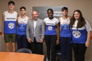 SASTRE RECIBIÓ A CINCO DEPORTISTAS DE LA ESCUELA MUNICIPAL DE ATLETISMO, A QUIENES ACOMPAÑÓ PARA QUE PARTICIPEN DEL TORNEO NACIONAL EN ROSARIO