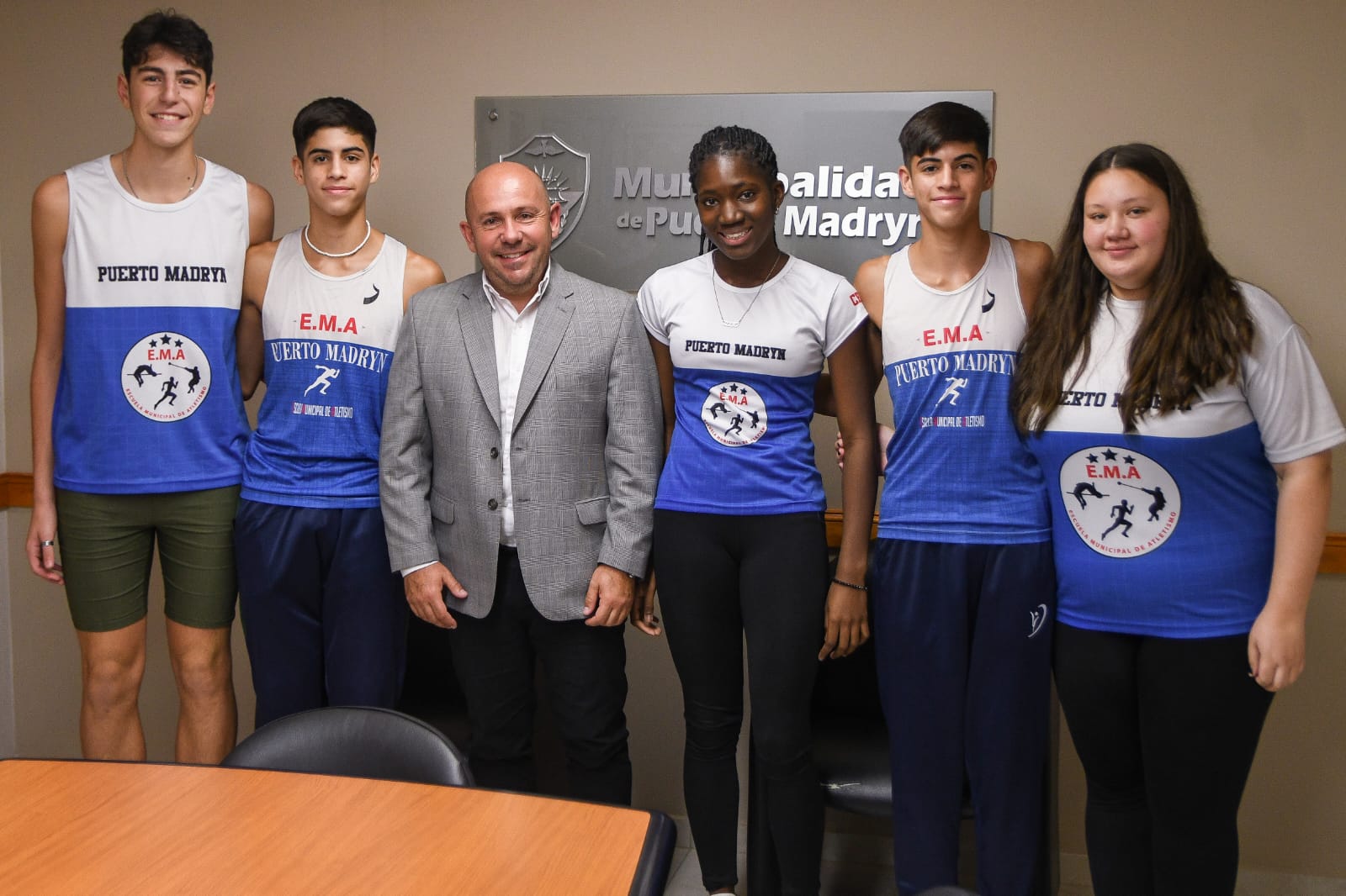 SASTRE RECIBIÓ A CINCO DEPORTISTAS DE LA ESCUELA MUNICIPAL DE ATLETISMO, A QUIENES ACOMPAÑÓ PARA QUE PARTICIPEN DEL TORNEO NACIONAL EN ROSARIO