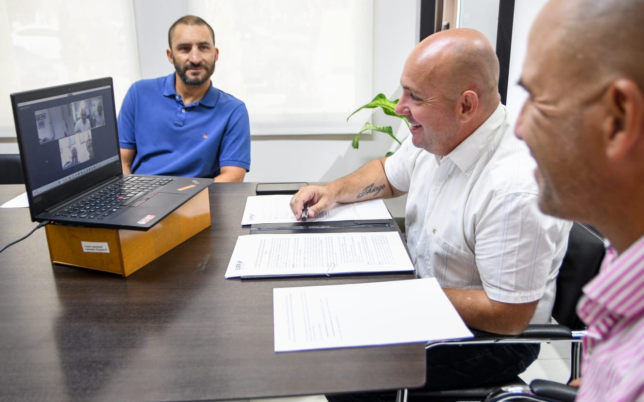 SASTRE FIRMÓ EL CONVENIO CON LAS AUTORIDADES DEL INSTITUTO UNIVERSITARIO RIVER PLATE PARA EL DICTADO DE CARRERAS A DISTANCIA EN PUERTO MADRYN