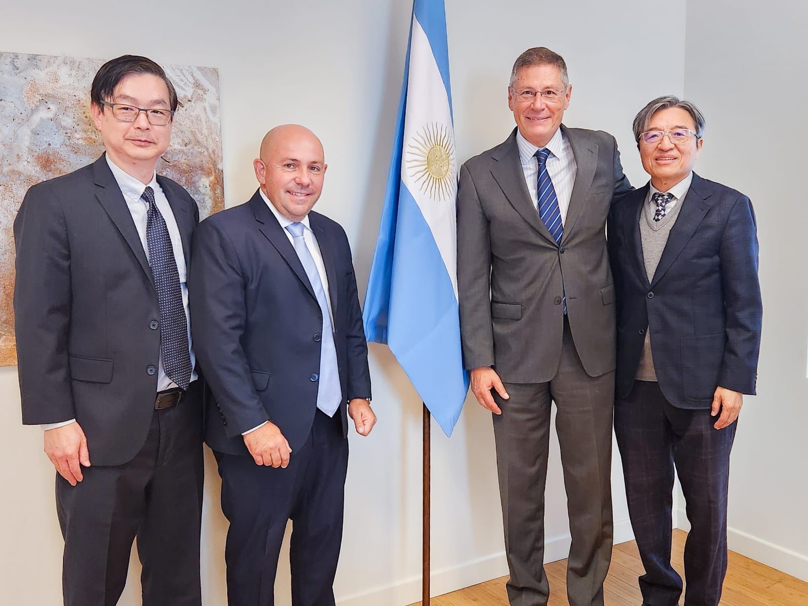 SASTRE CON EL CÓNSUL ARGENTINO EN LOS ÁNGELES, PREVIO AL VIAJE A BOSTON